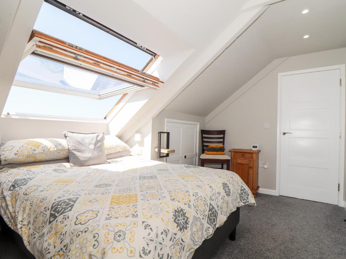The Attic Apartment Хелстън Екстериор снимка