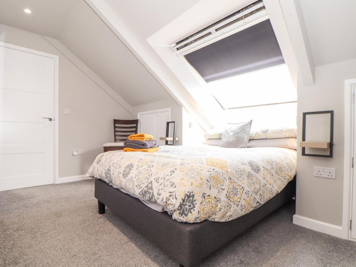 The Attic Apartment Хелстън Екстериор снимка