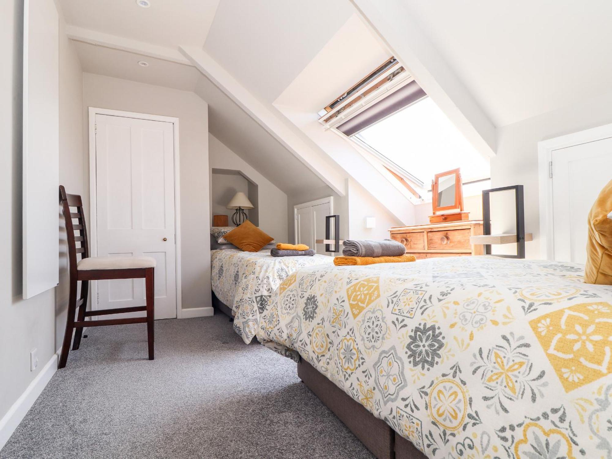 The Attic Apartment Хелстън Екстериор снимка
